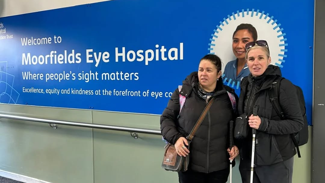 Sinead and her sister in front of the Moorfields Eye Hospital sign